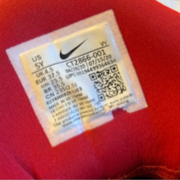 NIKE FUTURE COURT BLACK/RED/GOLD YOUTH SIZE 5 BASKETBALL SHOES FROM (2020) - Picture 9 of 9